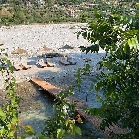 River Escape Villa - Private Beach, Scenic View & Bbq Tepelene Екстериор снимка
