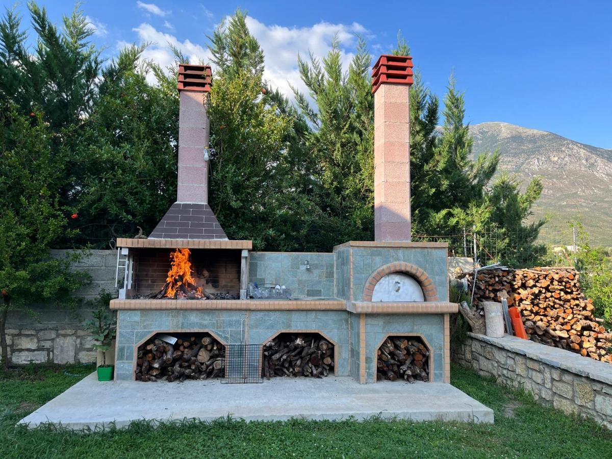 River Escape Villa - Private Beach, Scenic View & Bbq Tepelene Екстериор снимка